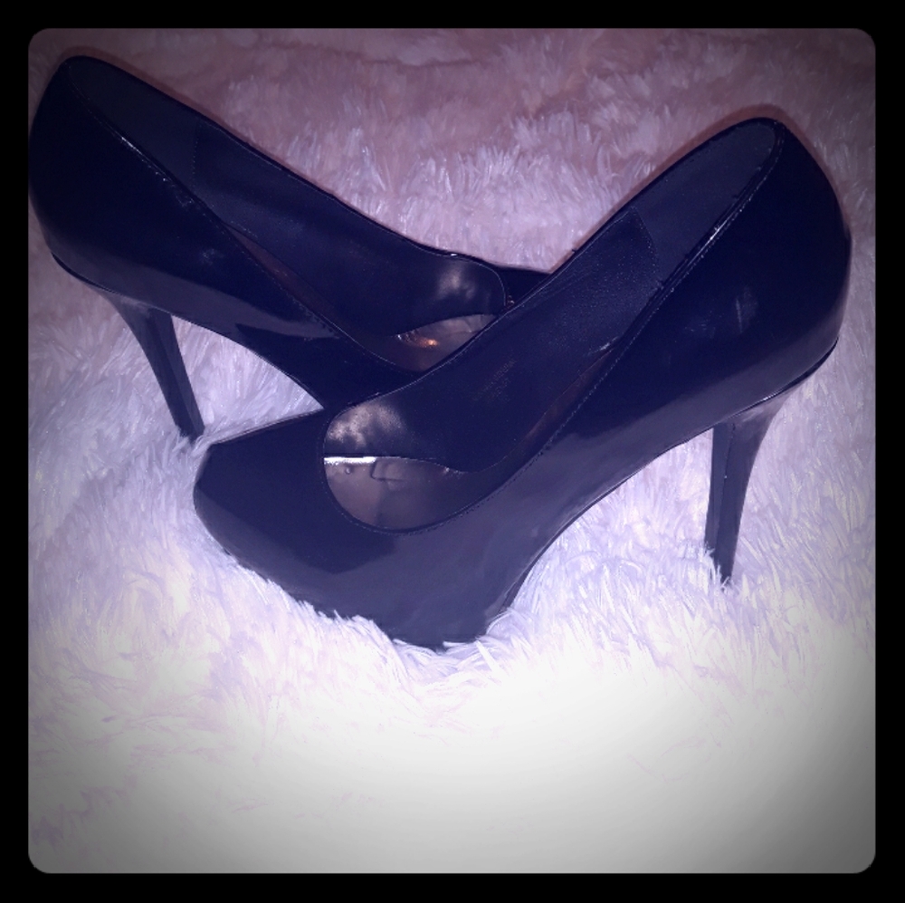 Stilletto pumps.
